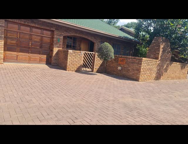 3 BEDROOM TOWNHOUSE FOR SALE IN PROTEA PARK